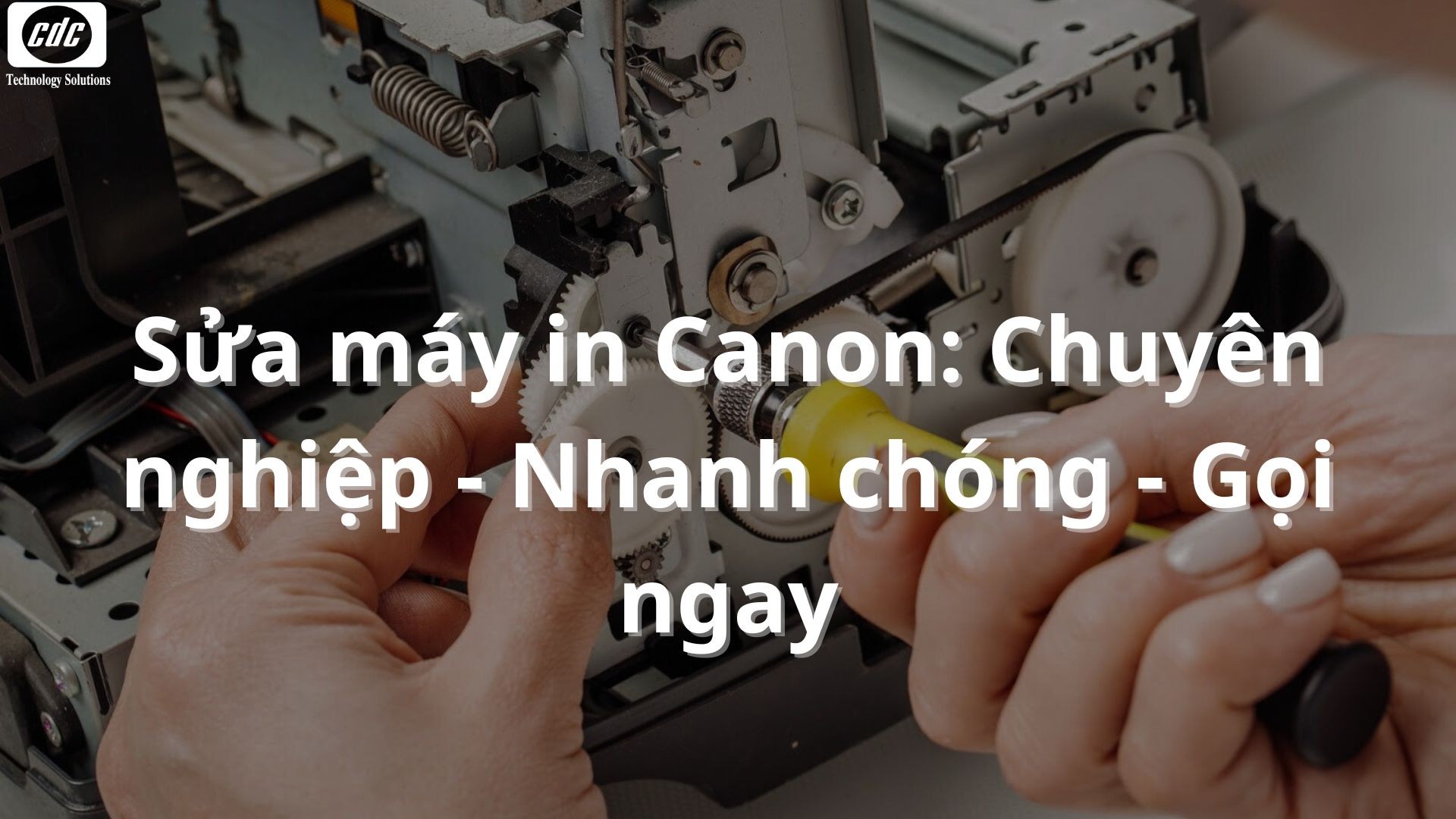 Kỹ thuật viên chuyên sửa máy in Canon kiểm tra và khắc phục sự cố
