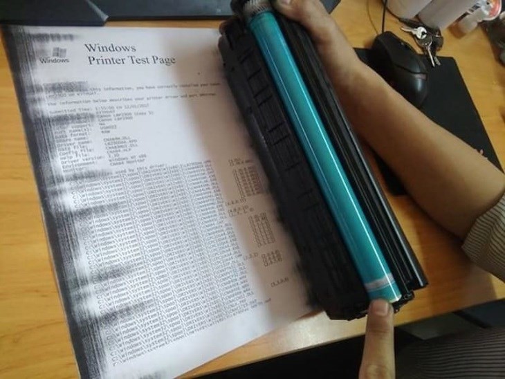 Máy in bị lem mực một bên: Bản in lỗi có vệt đen