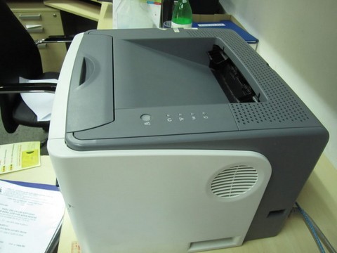 Thiết kế mặt sau và khay giấy máy in Canon 3300 cũ