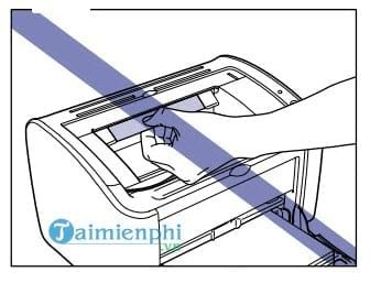 Cẩn thận lấy hộp mực ra khỏi máy in khi xử lý kẹt giấy