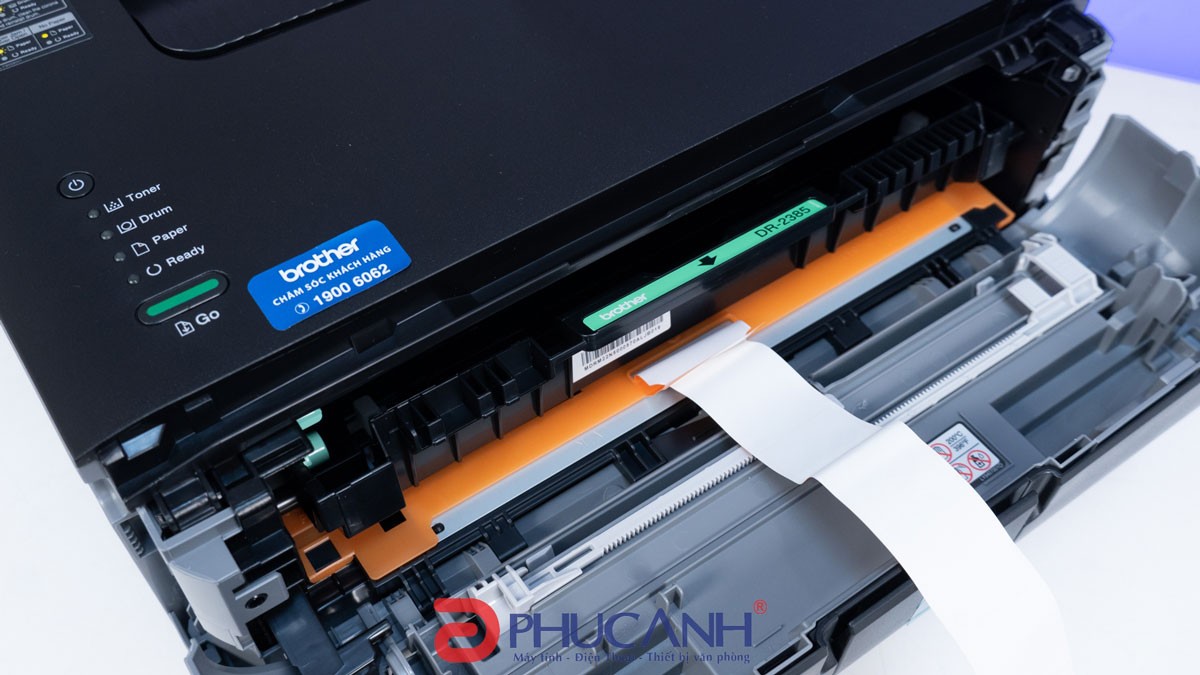 Mặt trước và bảng điều khiển đơn giản của máy in Brother HL-L2321D