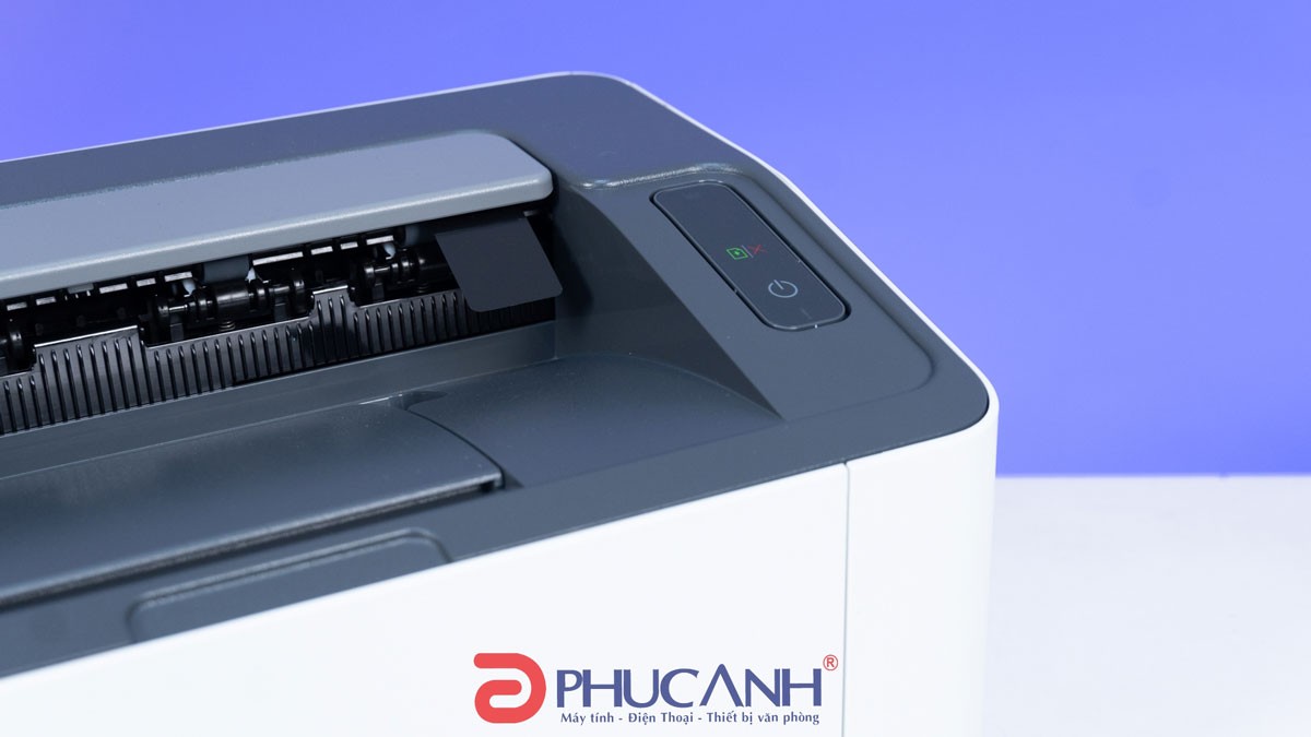 Máy in HP 107A - 4ZB77A đặt trong không gian làm việc gọn gàng