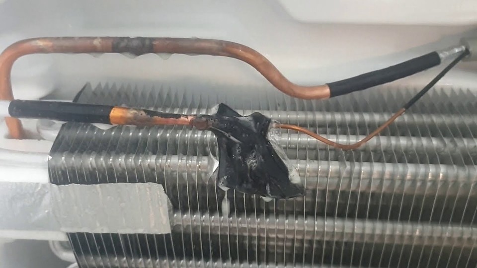 Ống dẫn gas tủ lạnh bị ăn mòn