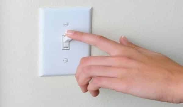 Kiểm tra aptomat khi máy lạnh Toshiba không sáng đèn