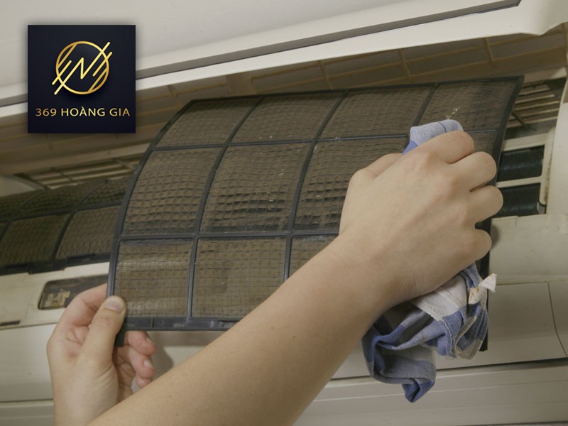 Dàn lạnh máy lạnh bám đầy bụi bẩn cần bơm vệ sinh