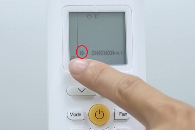 Hình ảnh minh họa bảng điều khiển của máy lạnh, cho thấy chế độ quạt gió (Fan mode) đang được kích hoạt