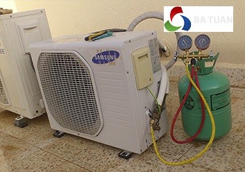Thợ kỹ thuật đang kiểm tra hệ thống nạp gas cho máy lạnh
