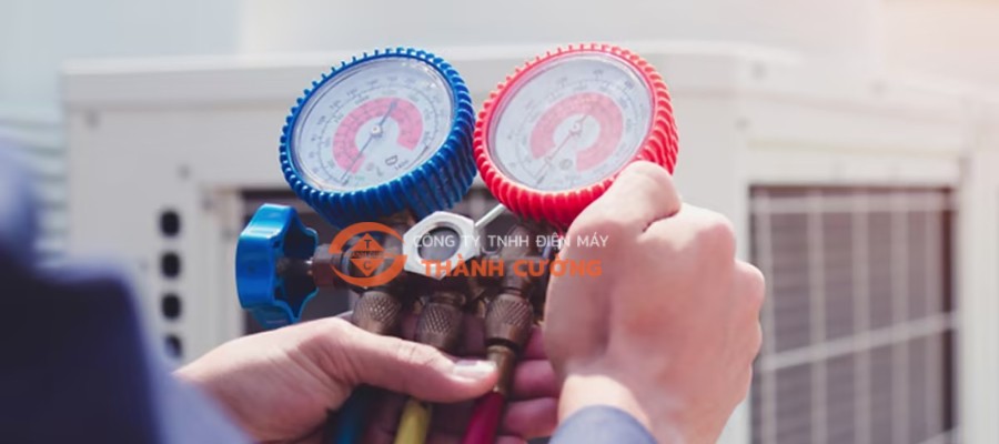 Kỹ thuật viên kiểm tra áp suất gas máy lạnh R32