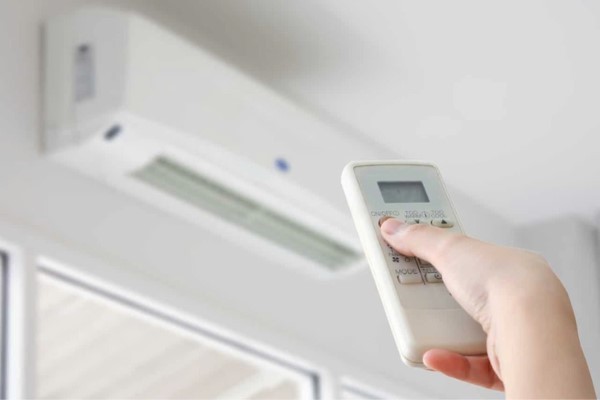 Ảnh minh họa điều khiển máy lạnh Mitsubishi Electric với các nút chức năng