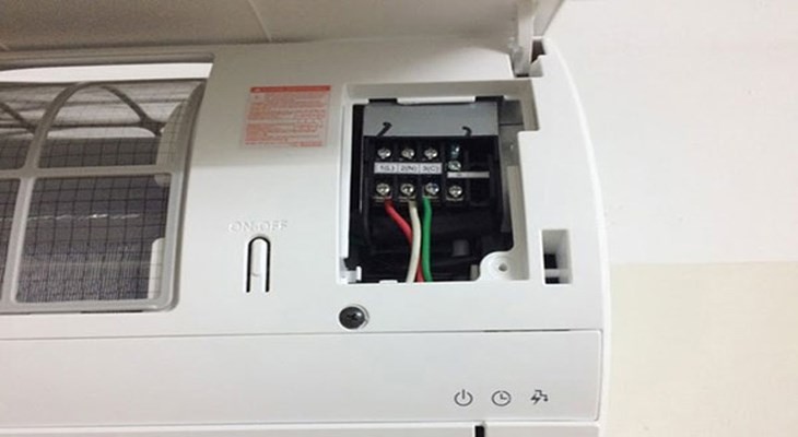 Các dây đấu nối bên trong hộp điều khiển dàn lạnh máy lạnh