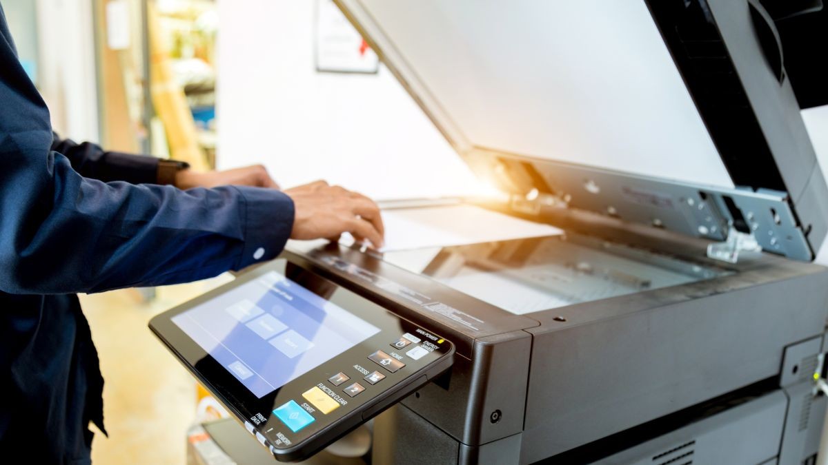 Vệ sinh máy in định kỳ là cách hiệu quả để phòng tránh tình trạng máy báo kẹt giấy ảo hoặc kẹt giấy thật