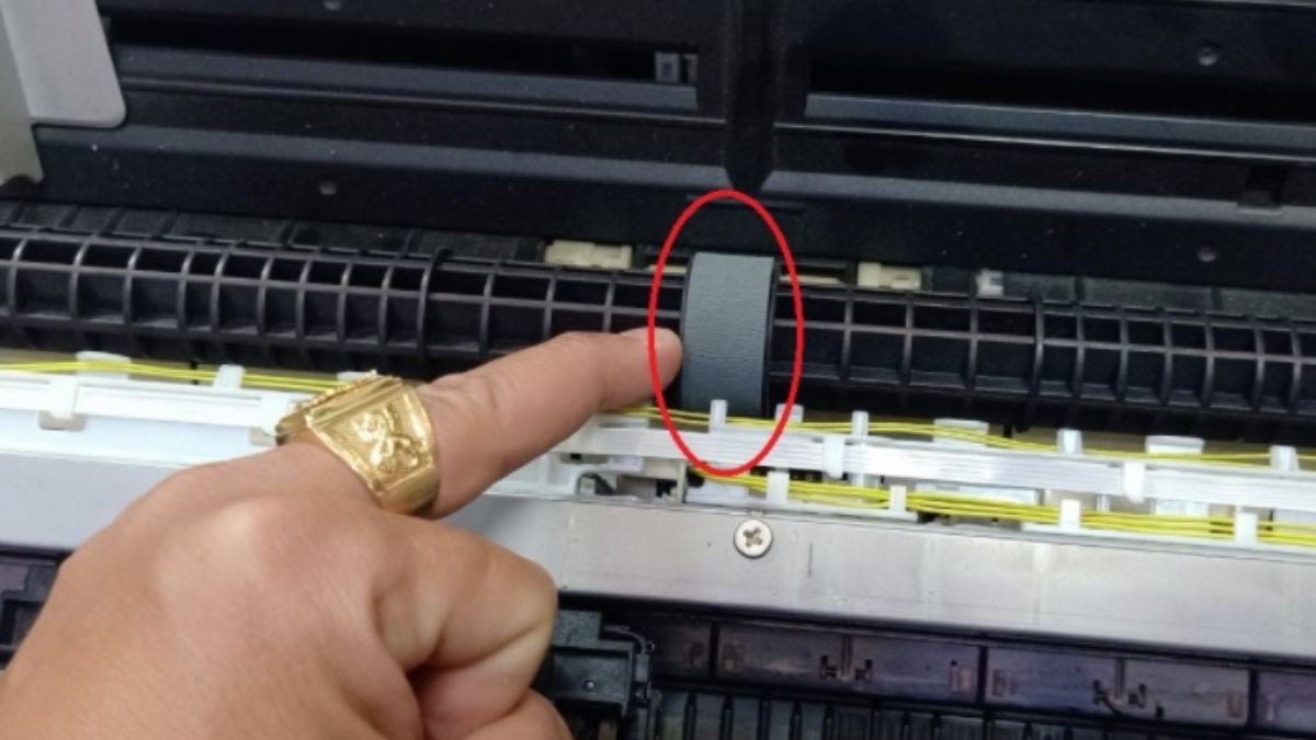 Trục kéo giấy bị mòn làm giảm khả năng nạp giấy chính xác, dẫn đến lỗi kẹt giấy