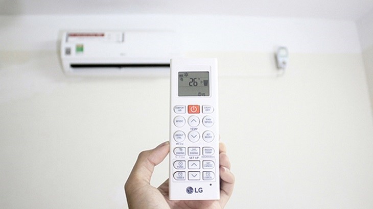 Điều khiển máy lạnh LG với nút Jet Mode được nhấn để làm mát nhanh