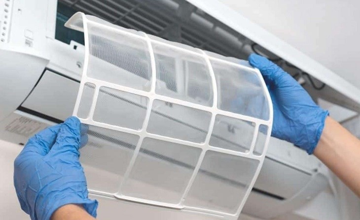 Đeo găng tay và khẩu trang khi dùng dung dịch vệ sinh máy lạnh