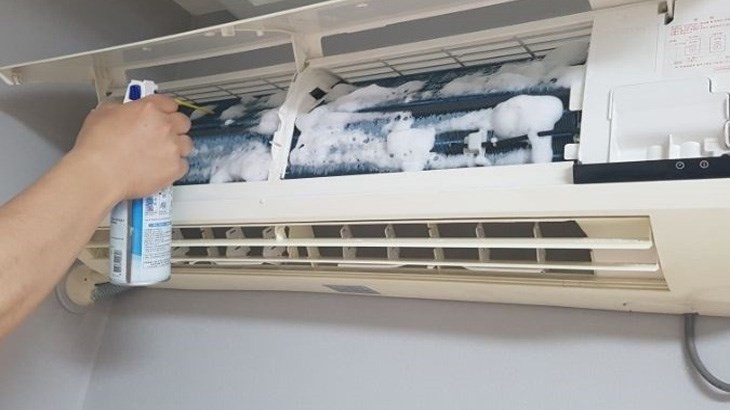 Xịt đều dung dịch vệ sinh lên lá tản nhiệt dàn lạnh