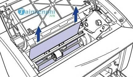 Kéo giấy kẹt máy in bằng hai tay từ từ