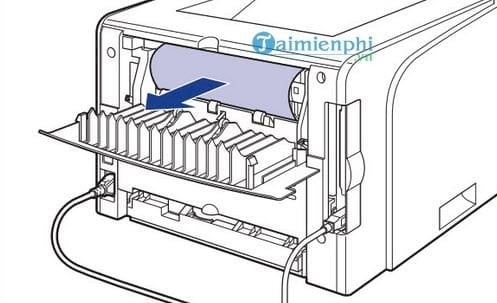Kéo giấy kẹt máy in theo chiều ngược lại từ khay sau