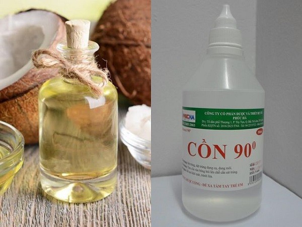 Tẩy vết mực in bằng tăm bông thấm cồn tẩy rửa