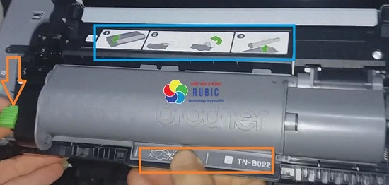 Hình ảnh hướng dẫn cách tháo cụm trống và hộp mực khỏi máy in Brother B2000D.