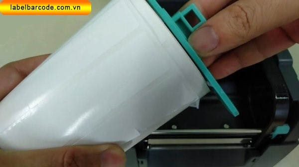 Lắp cuộn giấy decal vào trục đỡ giấy máy in