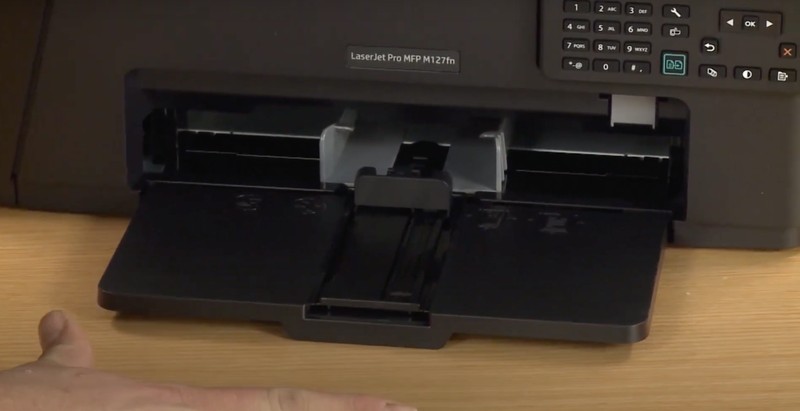 Mặt bên của máy in HP LaserJet Pro MFP M125a với khay giấy