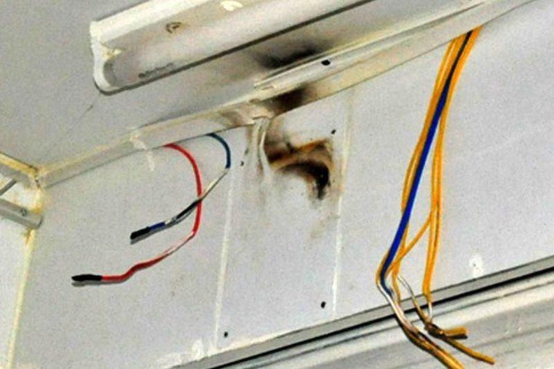 Dây điện máy lạnh Toshiba bị cháy là nguyên nhân đèn không sáng