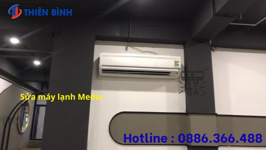 Kỹ thuật viên kiểm tra và sửa chữa bộ phận quạt máy lạnh