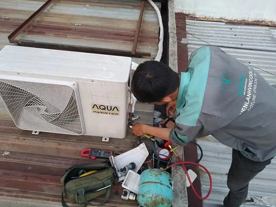 Kiểm tra cục nóng máy lạnh.