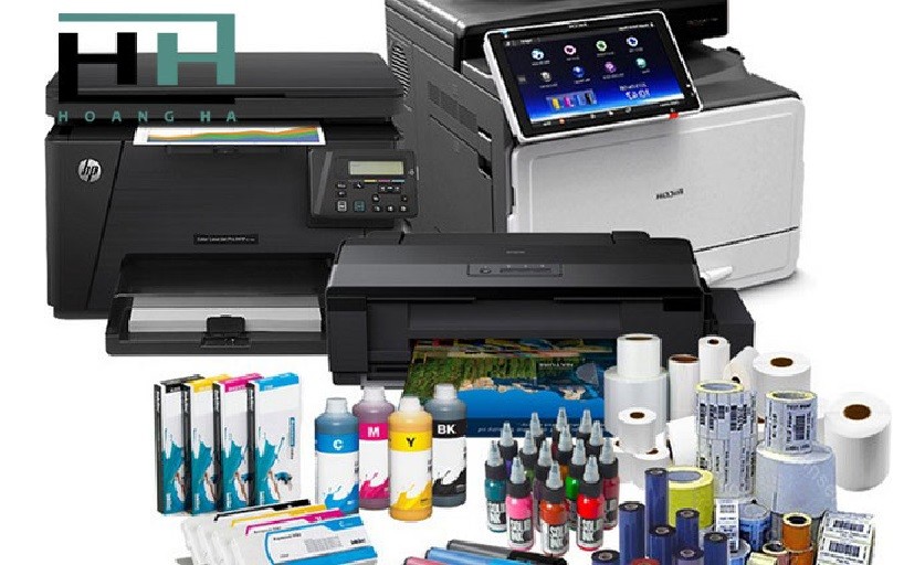 Kỹ thuật viên Máy Văn Phòng 115 đang kiểm tra máy in