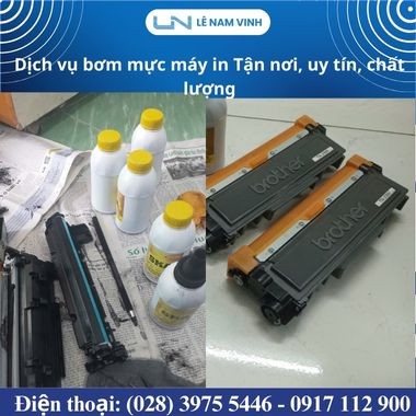 Kỹ thuật viên hướng dẫn bơm mực máy in Brother MFC-L2701DW