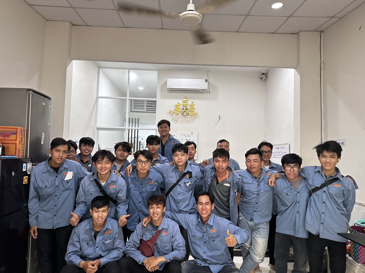 kỹ thuật viên kiểm tra máy lạnh