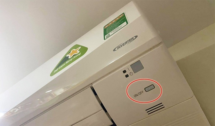Nút nguồn ON/OFF trên thân máy điều hoà