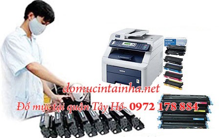 Kỹ thuật viên đang đổ mực cho máy in tại khu vực Tây Hồ