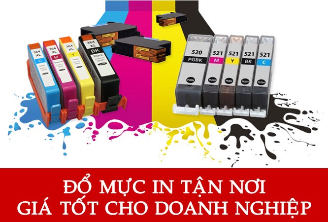 Hình ảnh kỹ thuật viên đang đổ mực vào hộp mực máy in