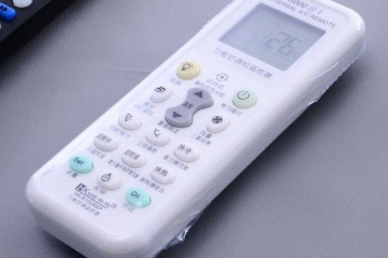Bảo vệ remote máy lạnh Daikin bằng vỏ bọc nhựa chống bụi và ẩm