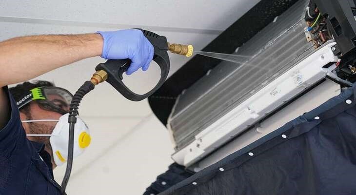cánh quạt dàn lạnh máy lạnh Reetech bị bám đầy bụi bẩn