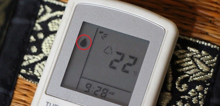 Ký hiệu giọt nước đại diện cho chế độ Dry (hút ẩm) trên remote