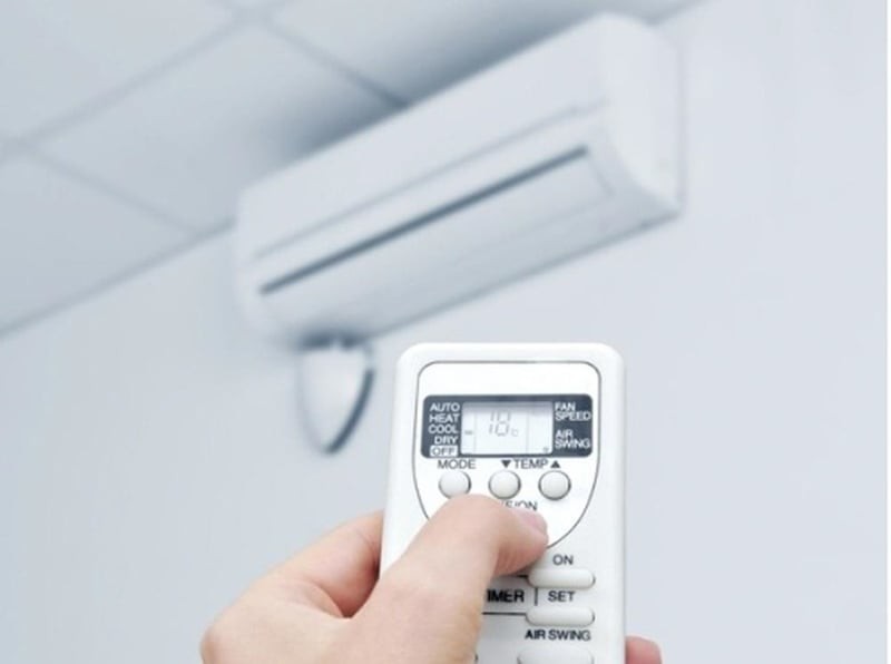 Hình ảnh minh họa cách bật chế độ điều hoà nóng trên điều khiển điều hòa