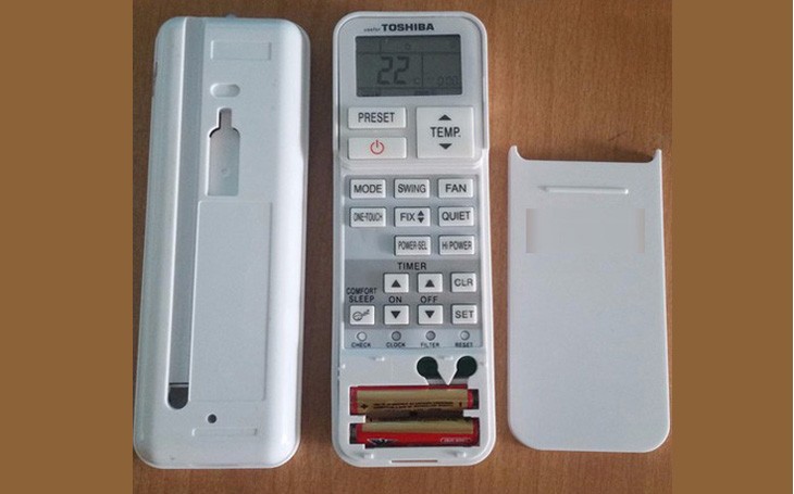 Cách mở nắp pin remote máy lạnh Toshiba