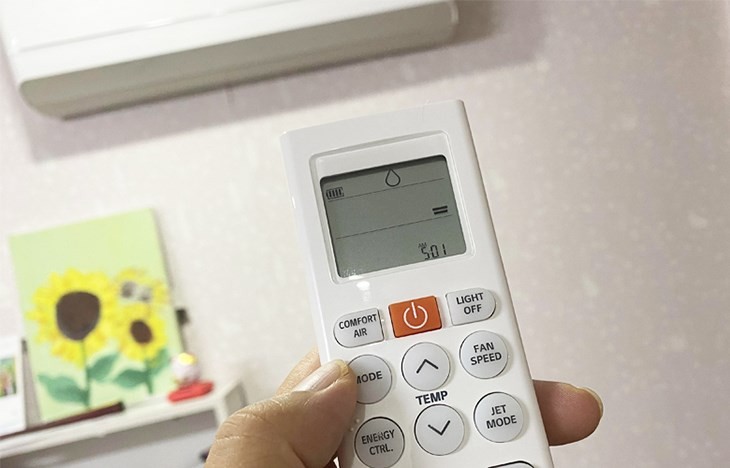 Chọn chế độ sưởi ấm với biểu tượng mặt trời trên remote máy lạnh LG