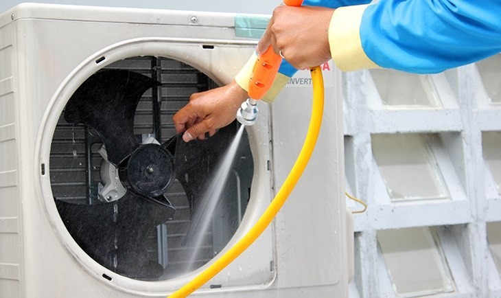 Vệ sinh dàn nóng máy lạnh để tăng hiệu quả làm mát