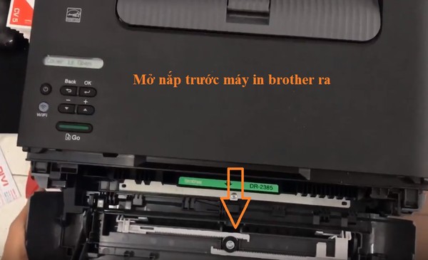 reset Drum máy in Brother 2366dw - Bước 1: Máy in được cấp nguồn điện