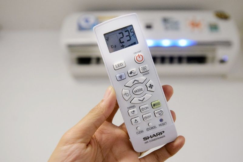 Bảng điều khiển từ xa của máy lạnh, giúp người dùng dễ dàng kiểm tra và chuyển đổi giữa các chế độ hoạt động