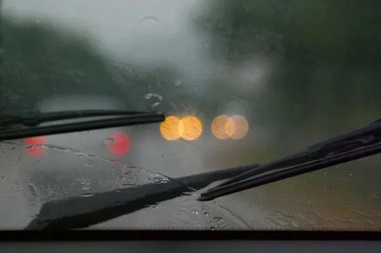 Kính chắn gió ô tô bị mờ do hơi ẩm và chênh lệch nhiệt độ khi trời mưa