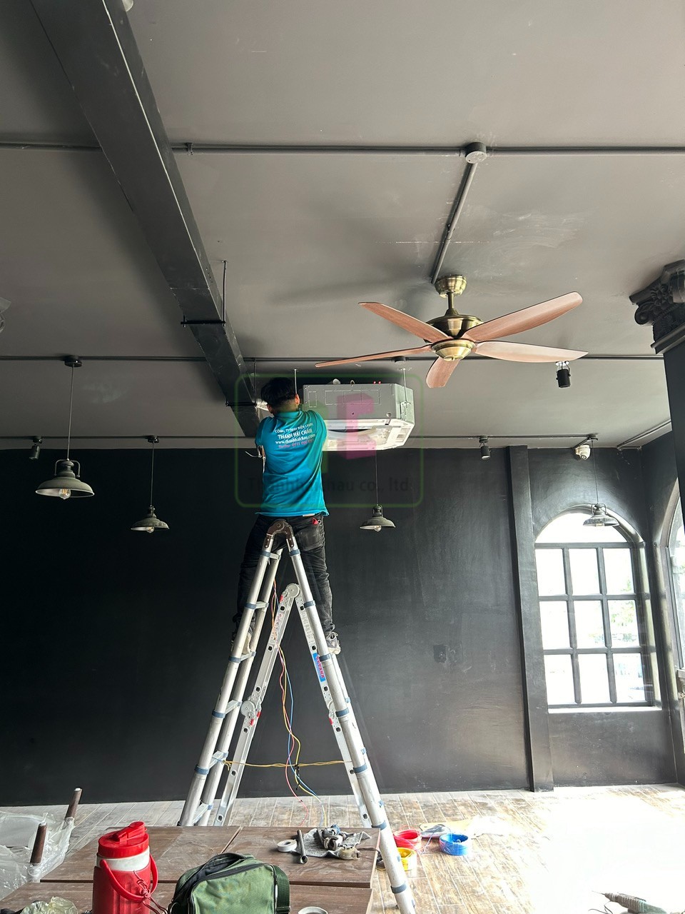 Tiến hành lắp đặt dàn lạnh máy lạnh âm trần tại quán cà phê Gò Vấp