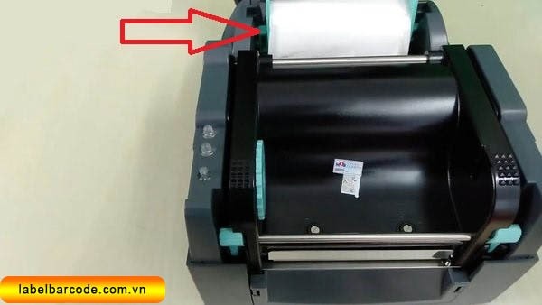 Đặt cuộn giấy decal đã lắp trục đỡ vào rãnh máy in