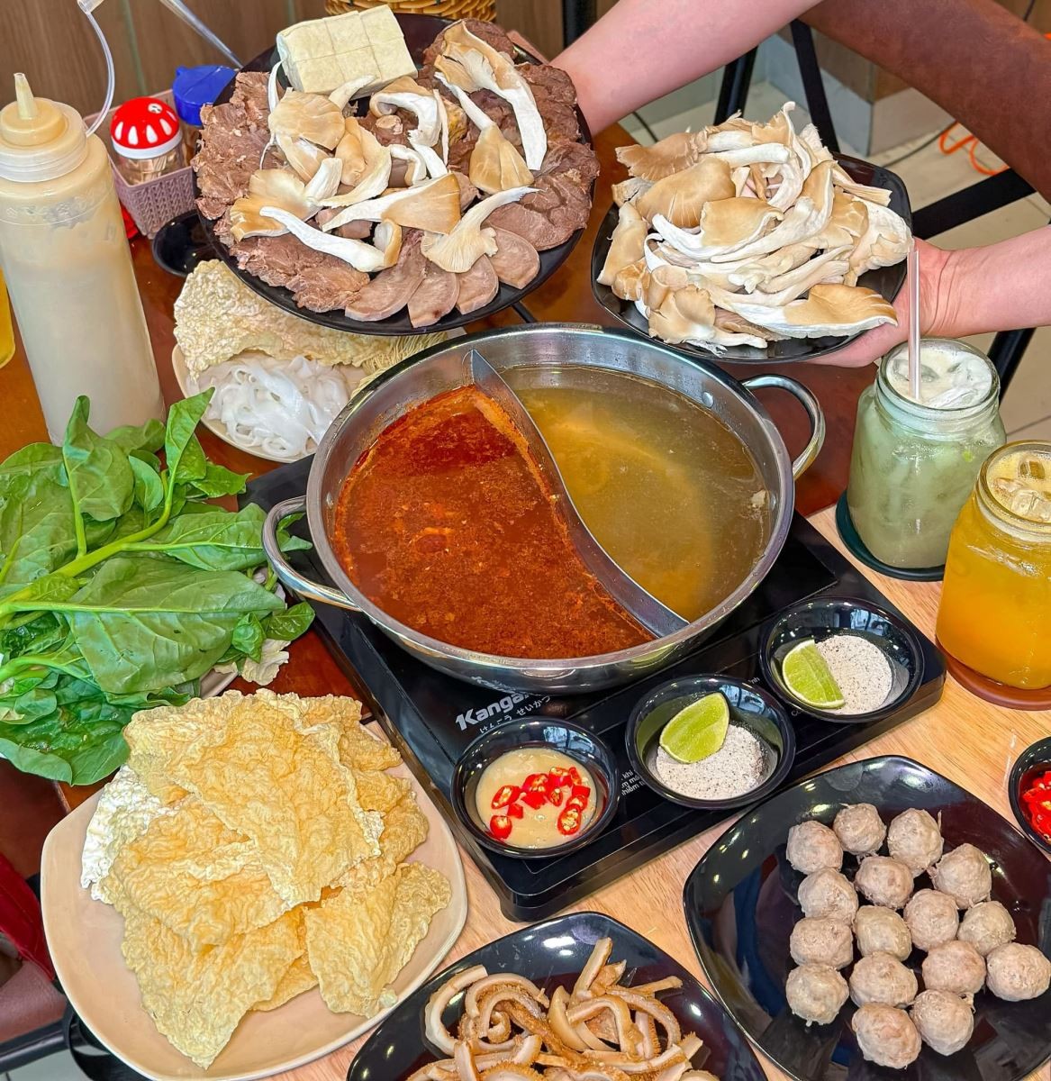 Các loại topping tươi ngon trong nồi lẩu bò 12ab có máy lạnh