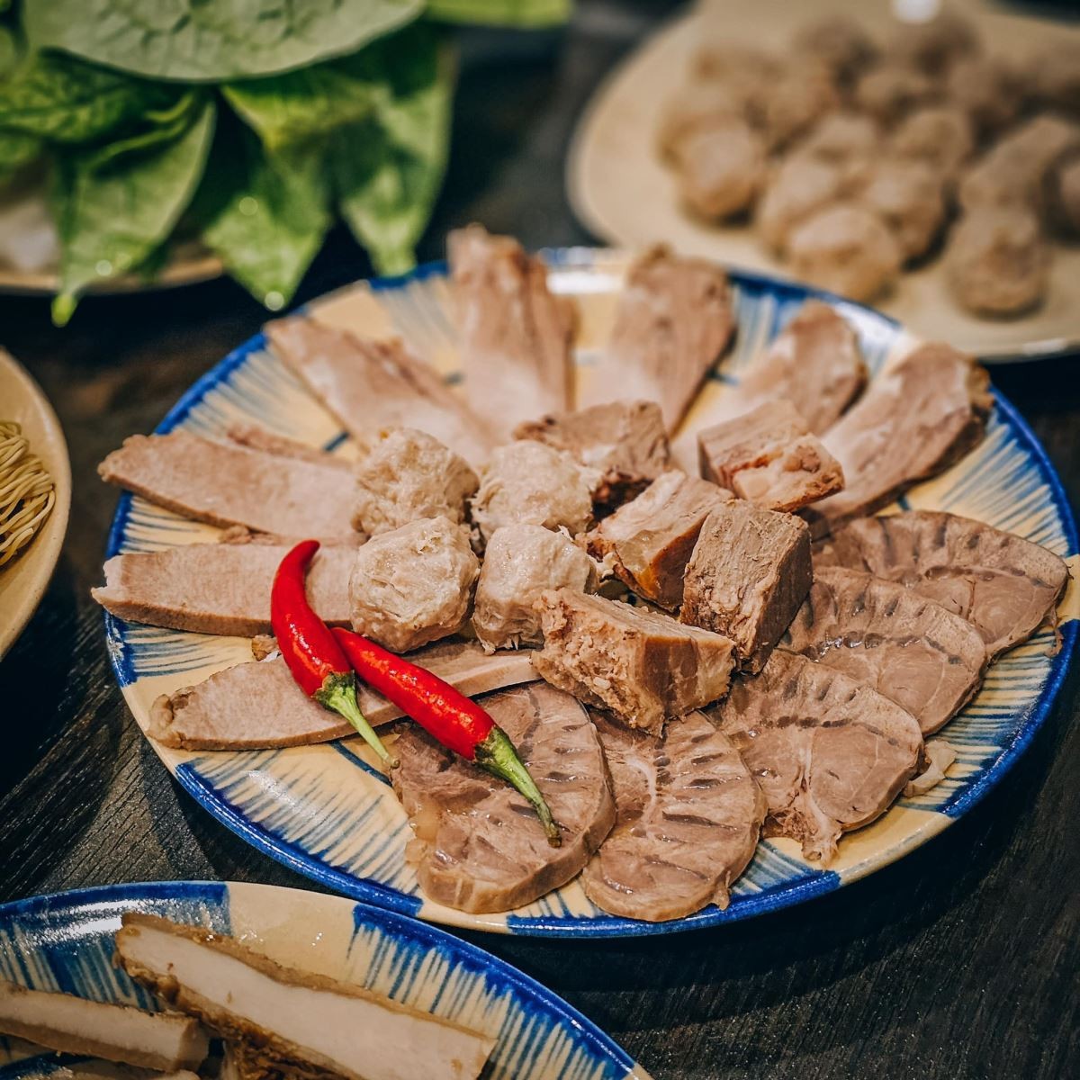 Các loại thịt bò và topping cho lẩu tại quán ăn máy lạnh Sài Gòn