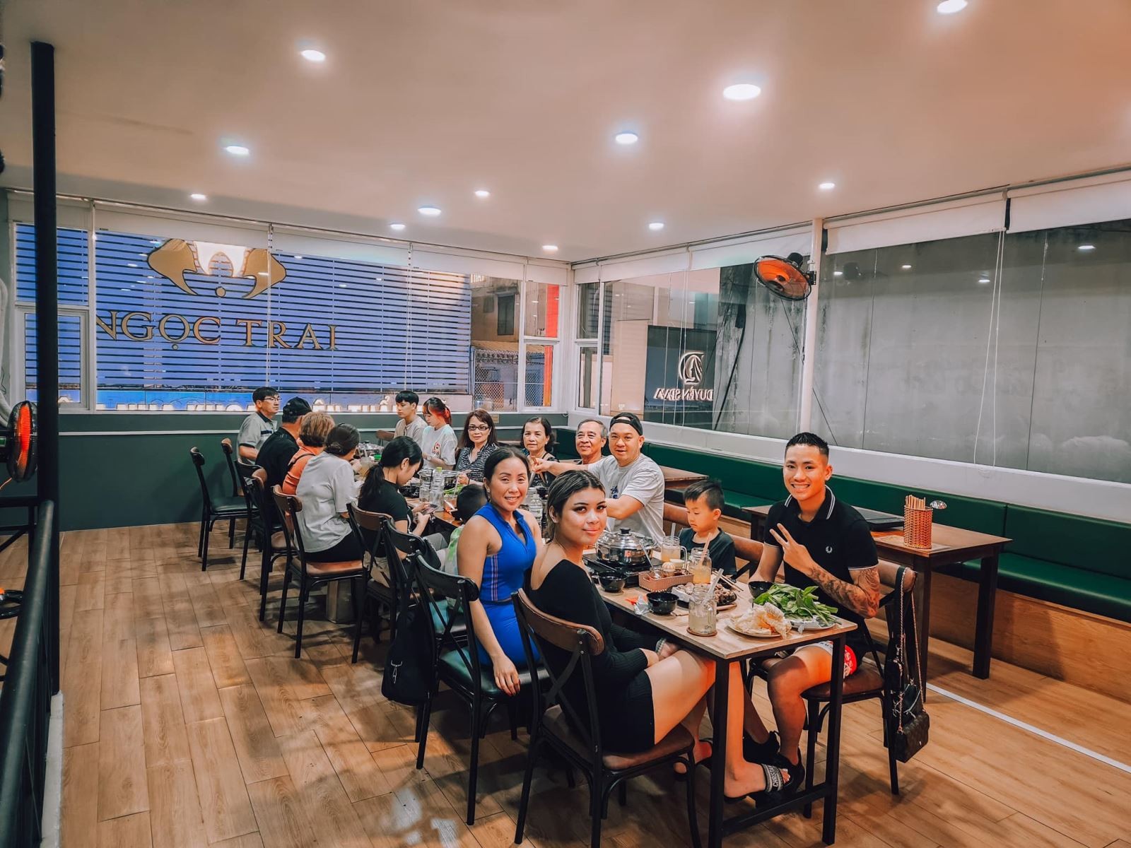 Thưởng thức lẩu bò ấm nóng giữa không gian máy lạnh thoải mái ở Sài Gòn