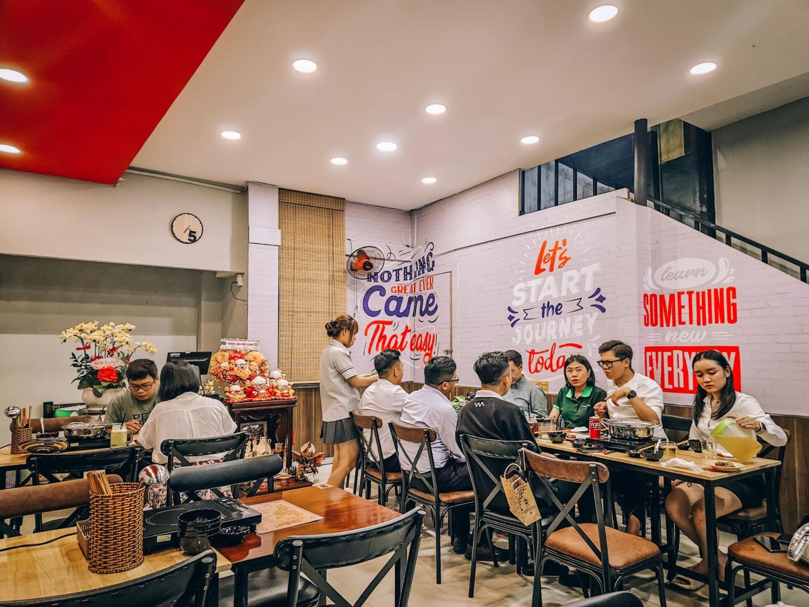 Bàn ăn với lẩu bò nóng hổi trong không gian mát mẻ tại Sài Gòn